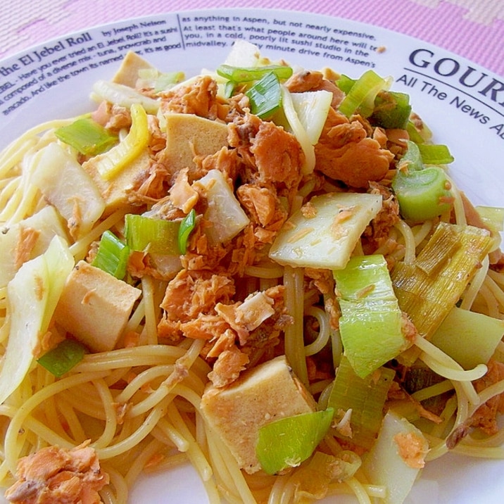 フライパン一つで簡単♪鮭缶と長ねぎの和風パスタ♪